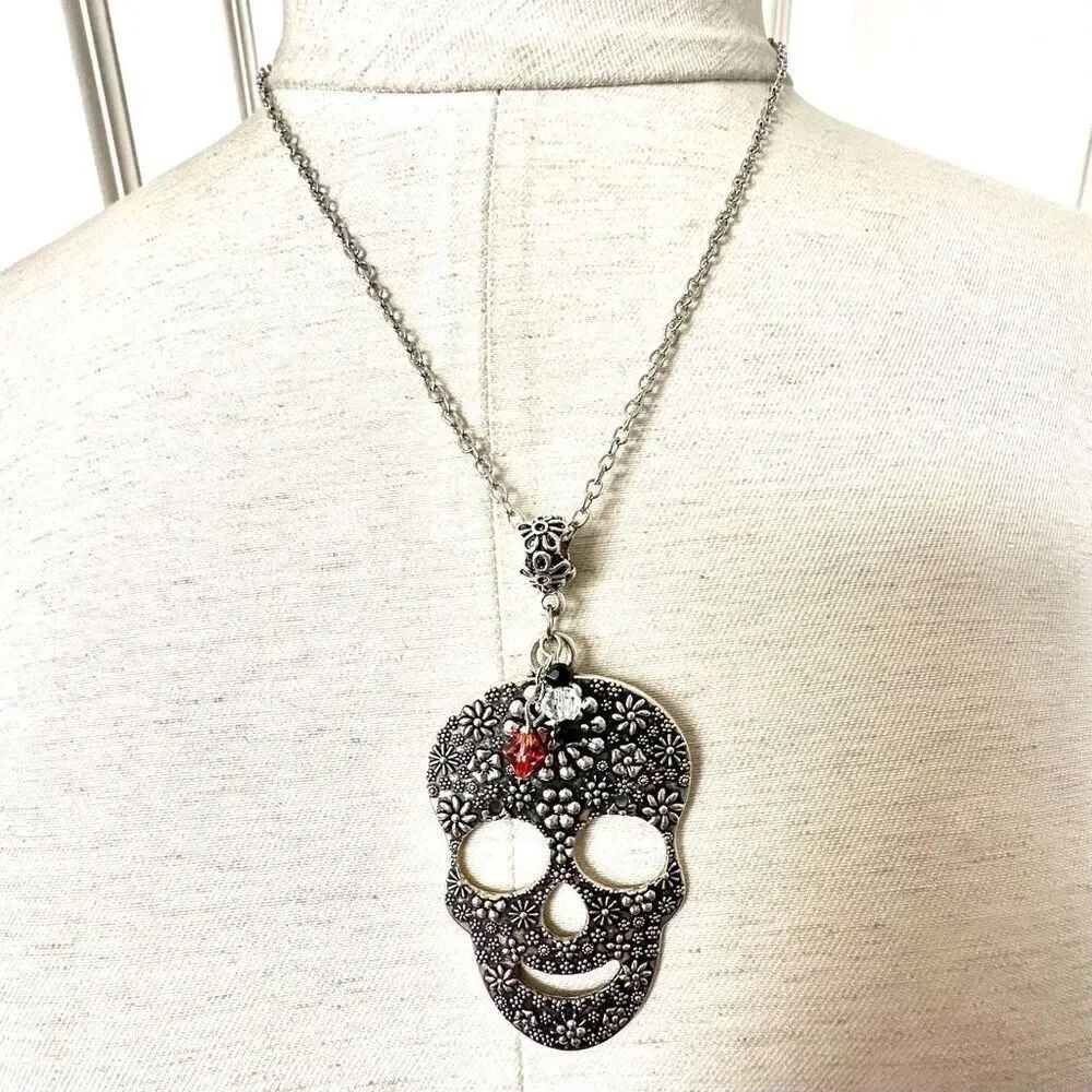 Silver tone skull pendant necklace